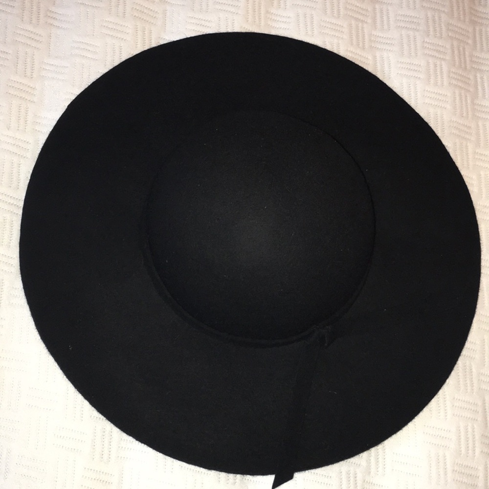 Black floppy hat